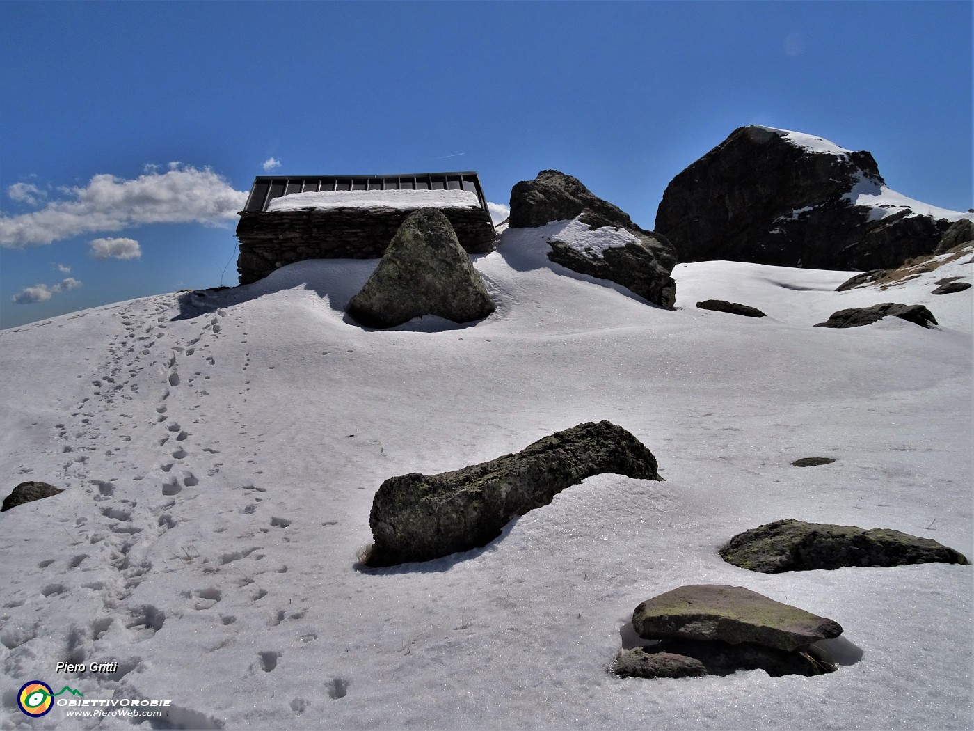 53 Dal laghetto salgo alla vicina Baita dei Tre Pizzi (2116 m).JPG